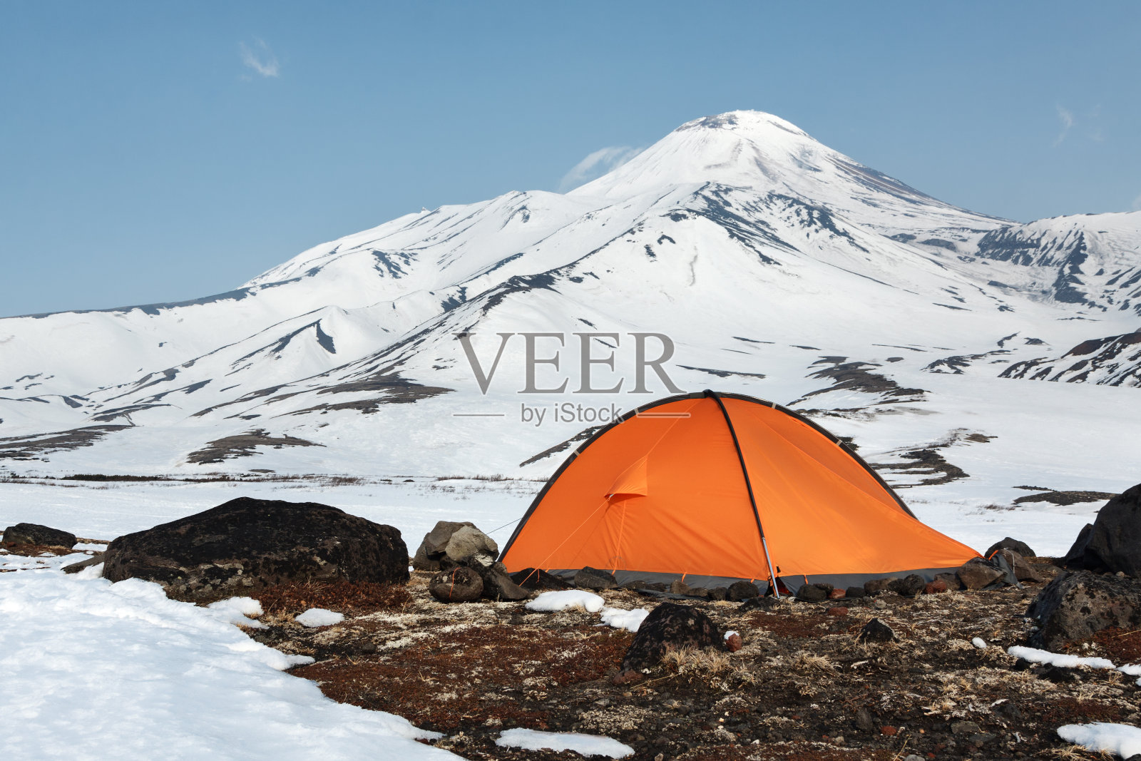 橙色的旅游帐篷矗立在火山锥的背景上照片摄影图片