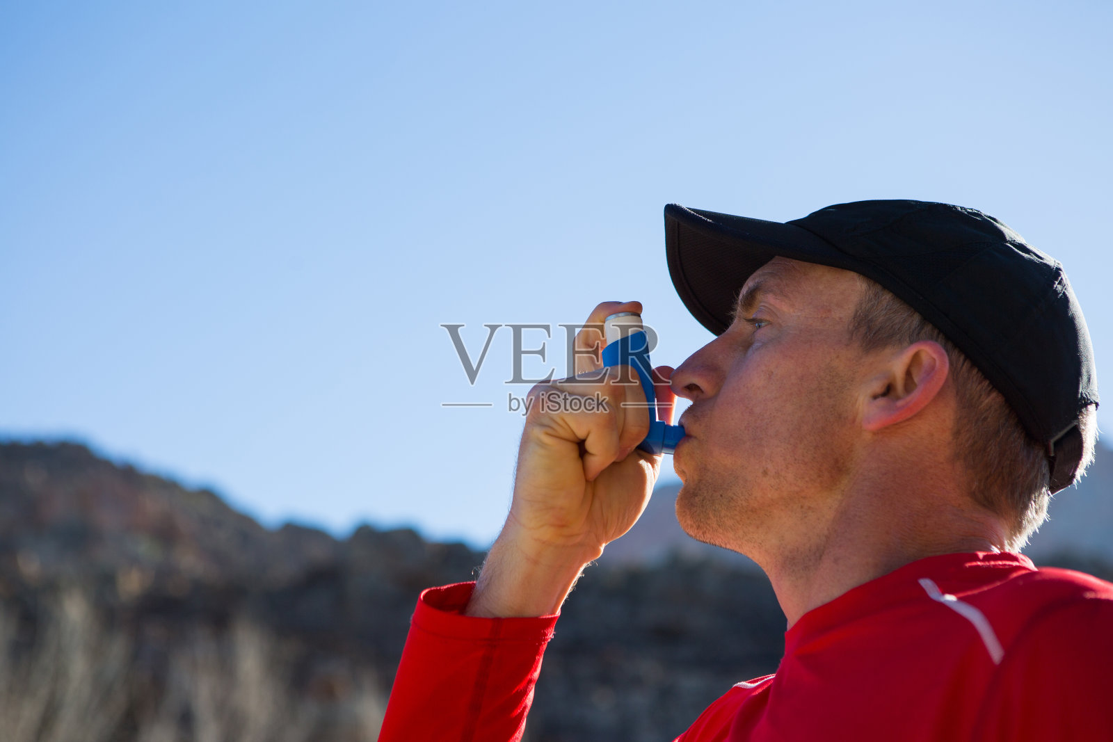 运动型男性在运动后使用他的哮喘泵照片摄影图片