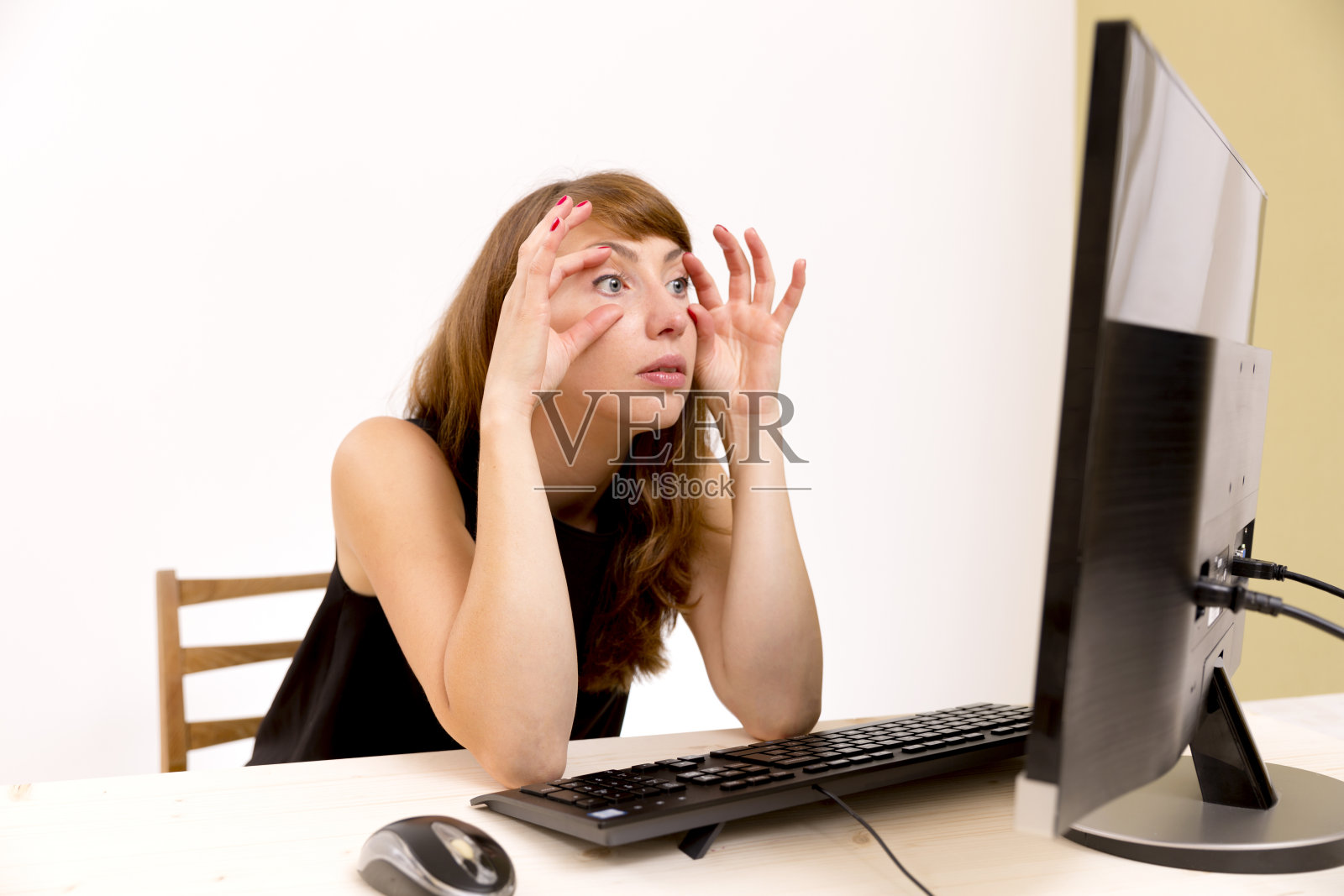女商人睁着眼睛看着电脑屏幕照片摄影图片