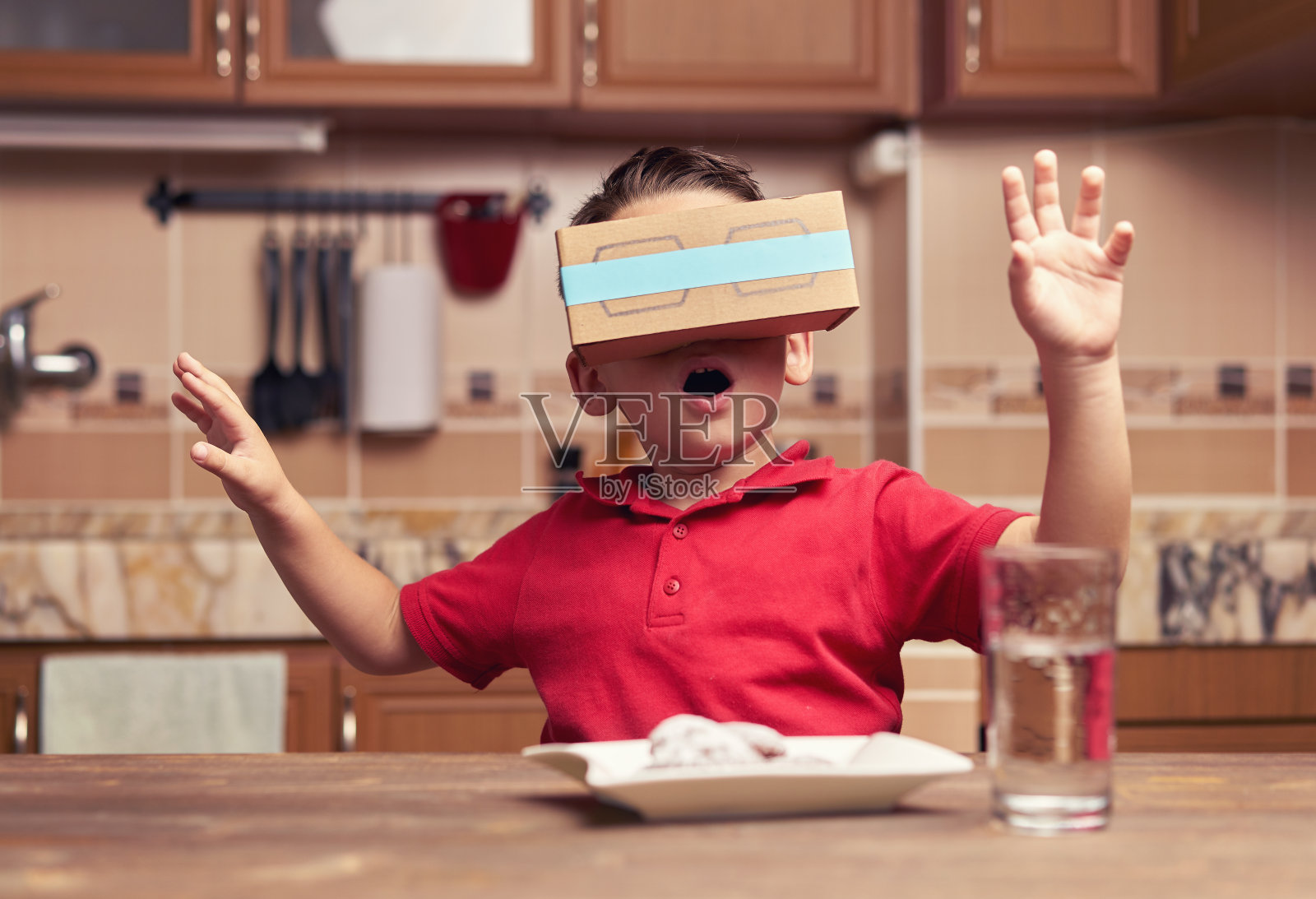 孩子正在发现虚拟现实眼镜照片摄影图片