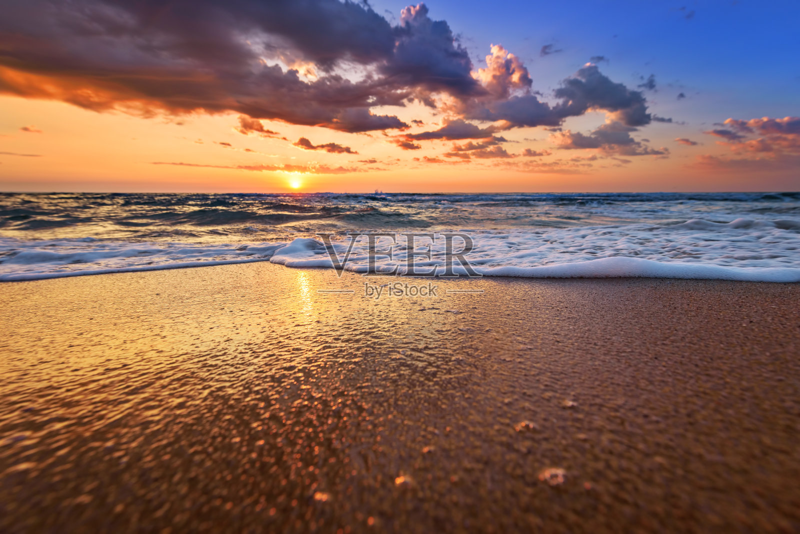 清晨，海面上日出。金色的沙滩。照片摄影图片