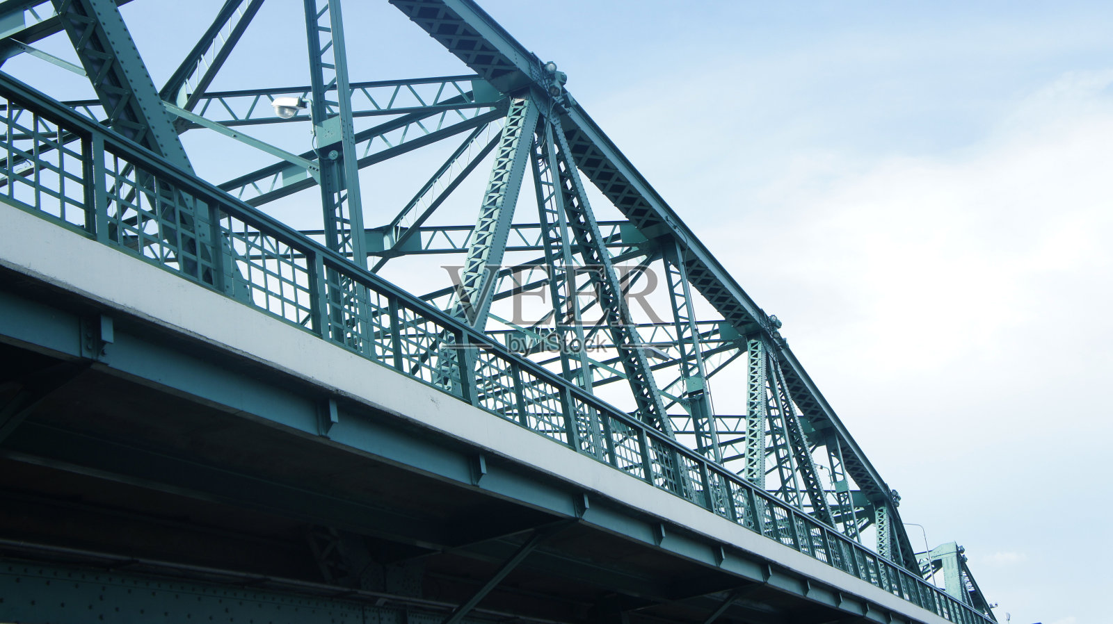 铁桥梁。桥上支撑，钢结构照片摄影图片