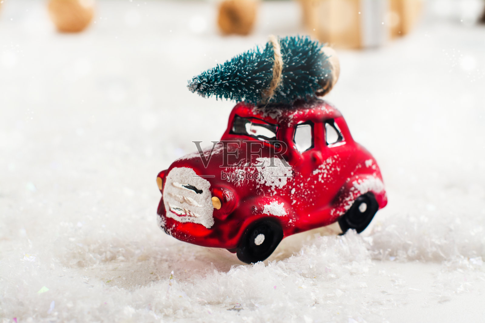 迷你红色汽车载着冷杉树在圣诞节的背景照片摄影图片