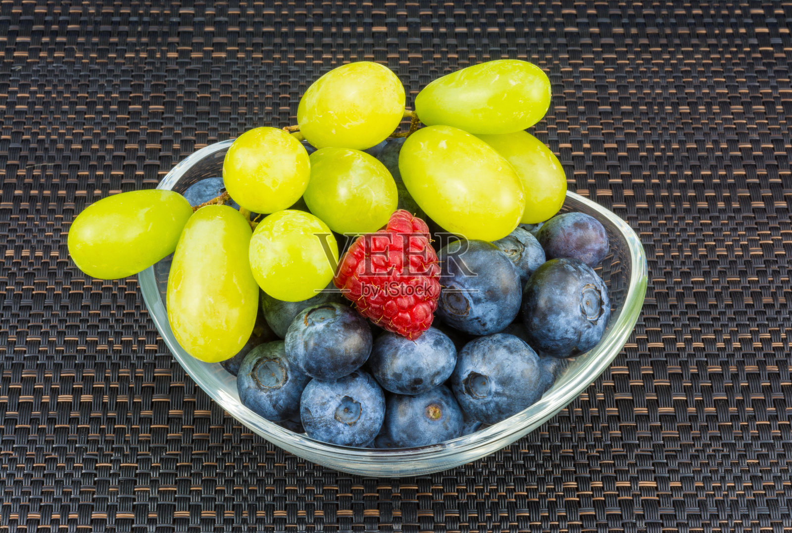 蓝莓、覆盆子和葡萄照片摄影图片