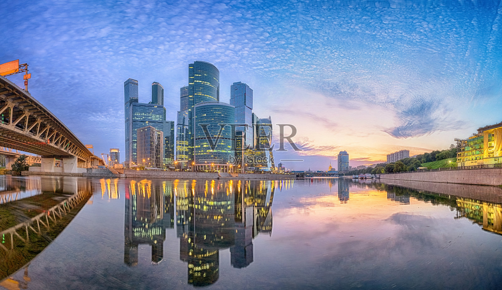 莫斯科城市商业区映在莫斯科河上照片摄影图片