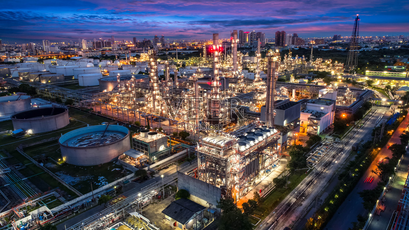 石油和天然气工业。炼油厂。暮色中的石化厂照片摄影图片