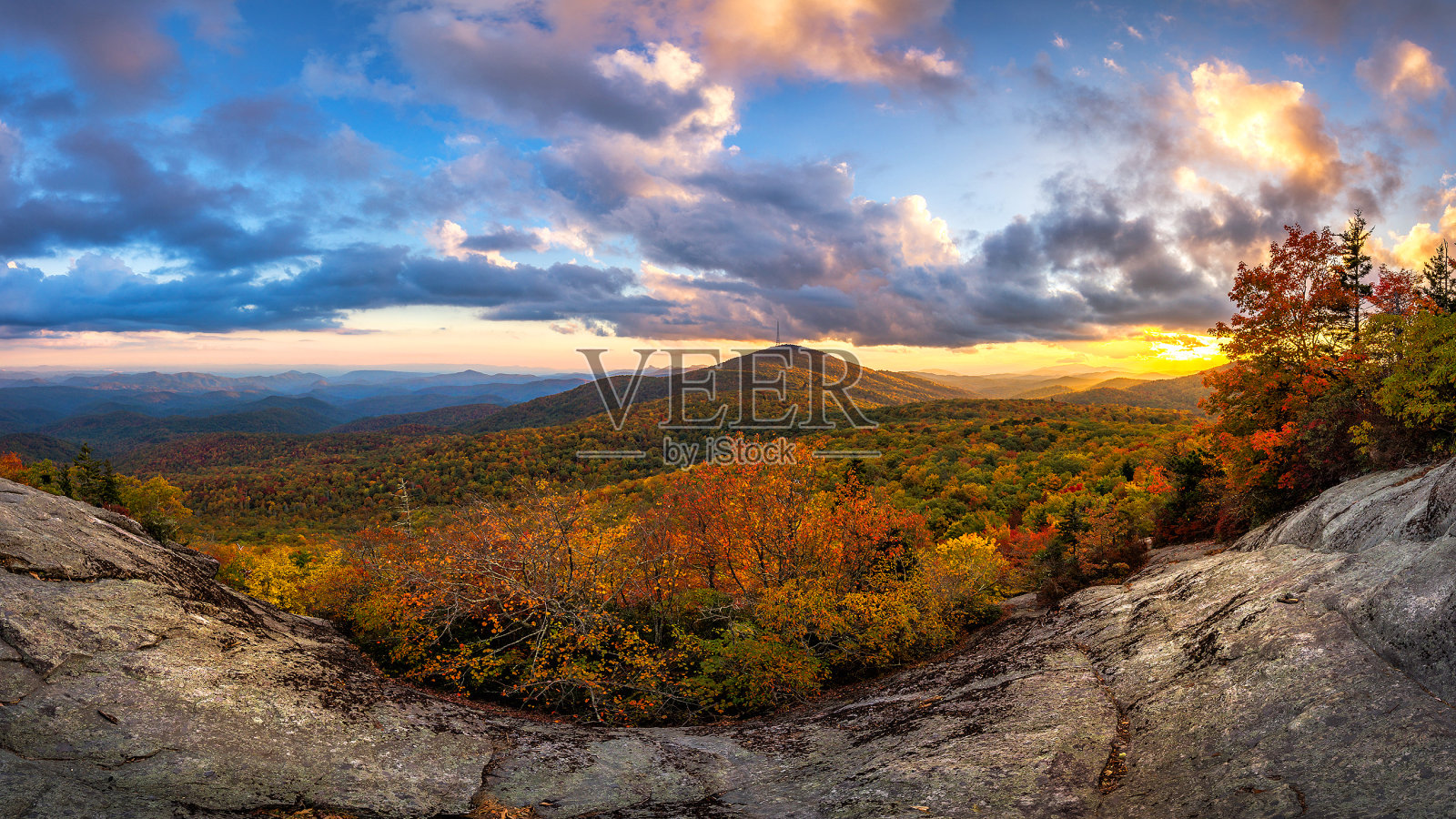 美丽的秋天日落，蓝岭山脉，北卡罗来纳州。照片摄影图片