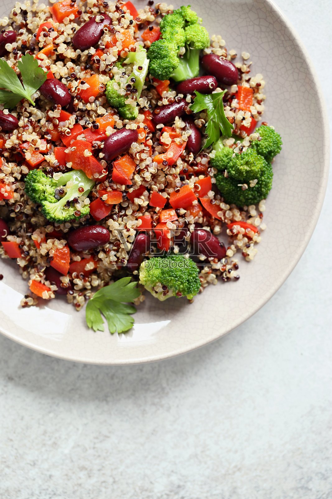 藜麦沙拉配西兰花，红豆，辣椒和绿色植物。超级食物和健康饮食理念。照片摄影图片