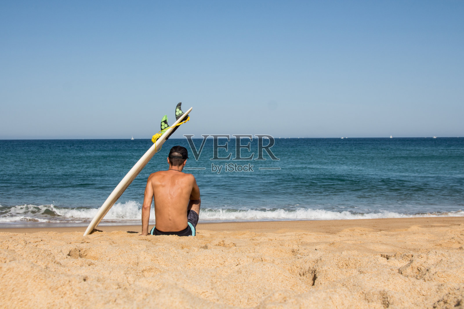 夏日沙滩上的男人照片摄影图片