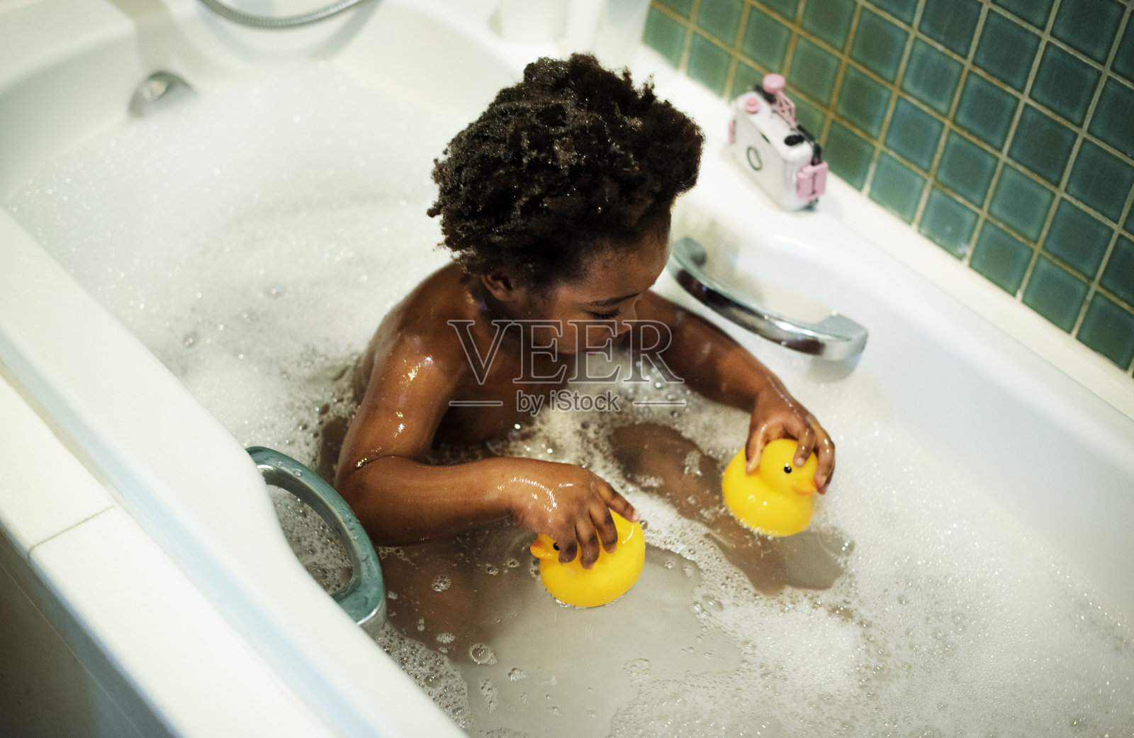 非洲血统的孩子享受浴缸照片摄影图片