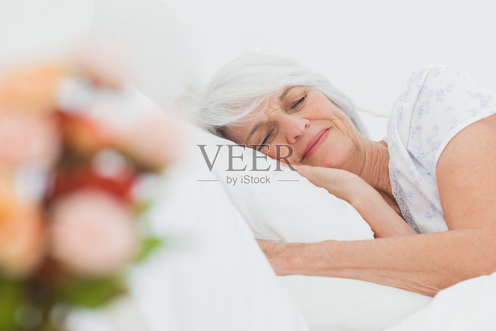 成熟的女人睡觉照片摄影图片