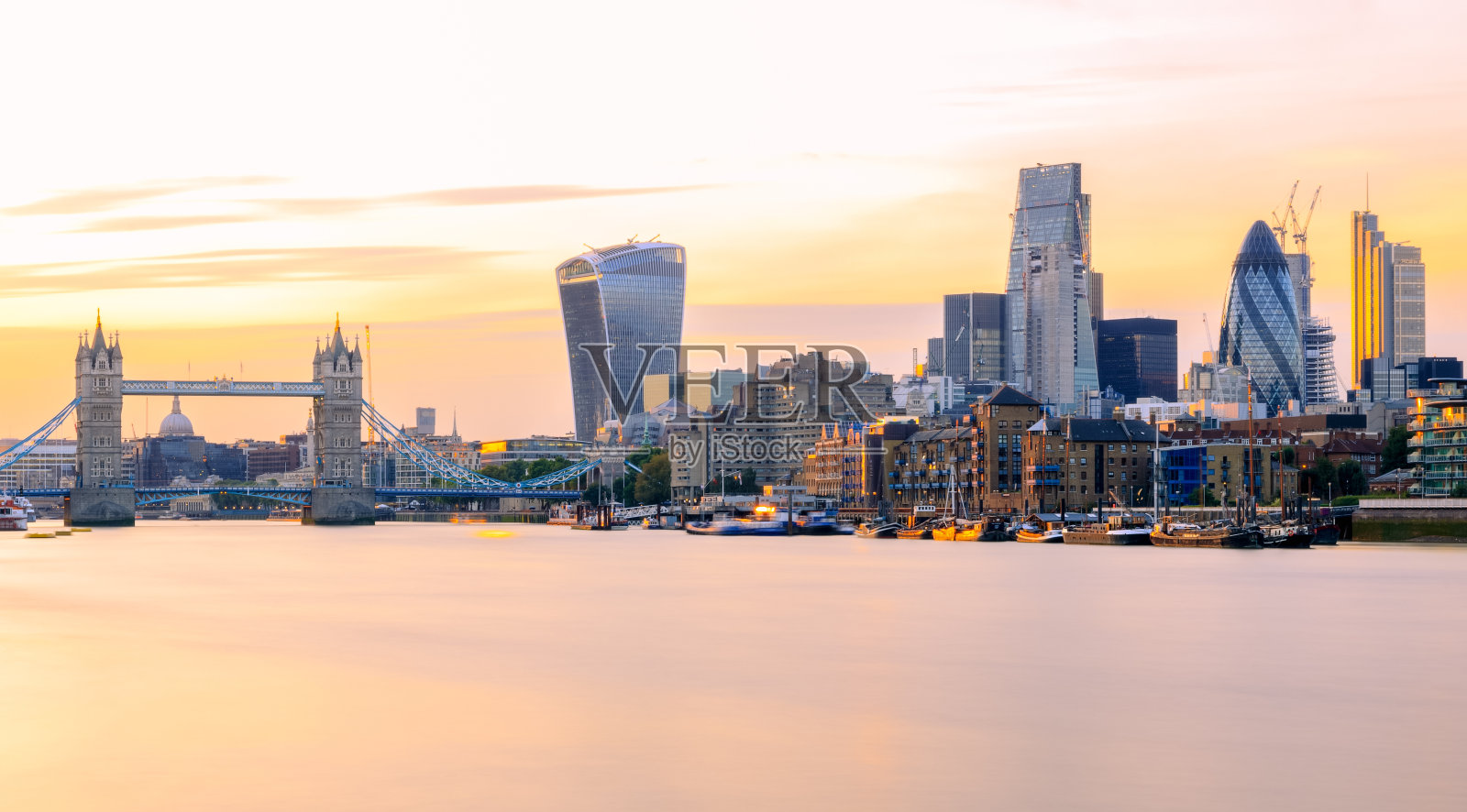 长时间曝光，日落时伦敦城市全景照片摄影图片