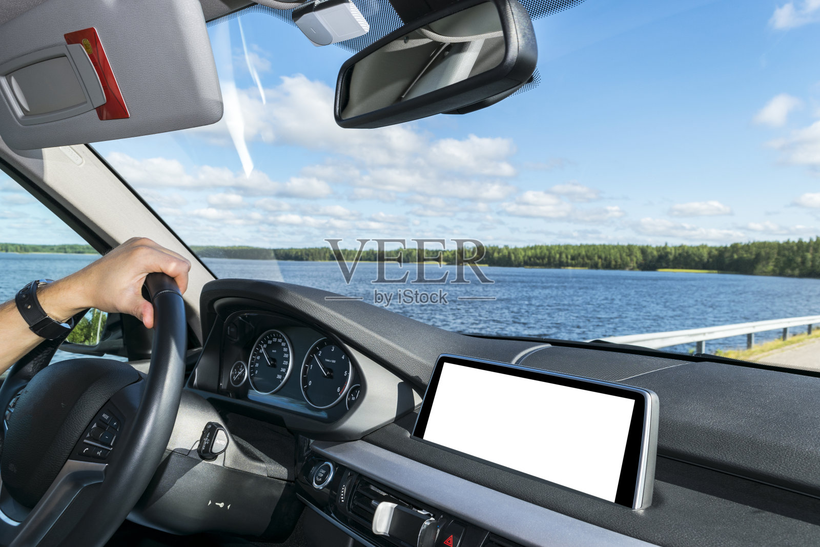 男性双手握着汽车方向盘。在湖边开车时，双手放在方向盘上。在船舱里开车的人。多媒体系统隔离白黑屏。本空间照片摄影图片