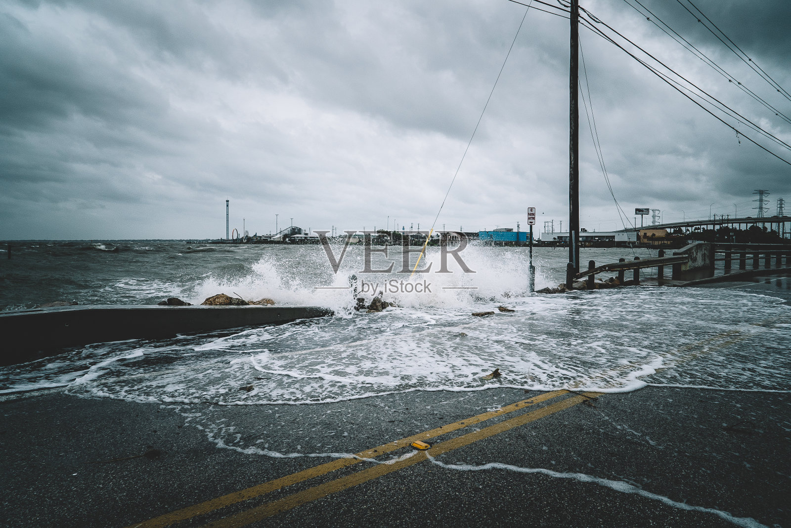 飓风期间，水冲过大桥照片摄影图片