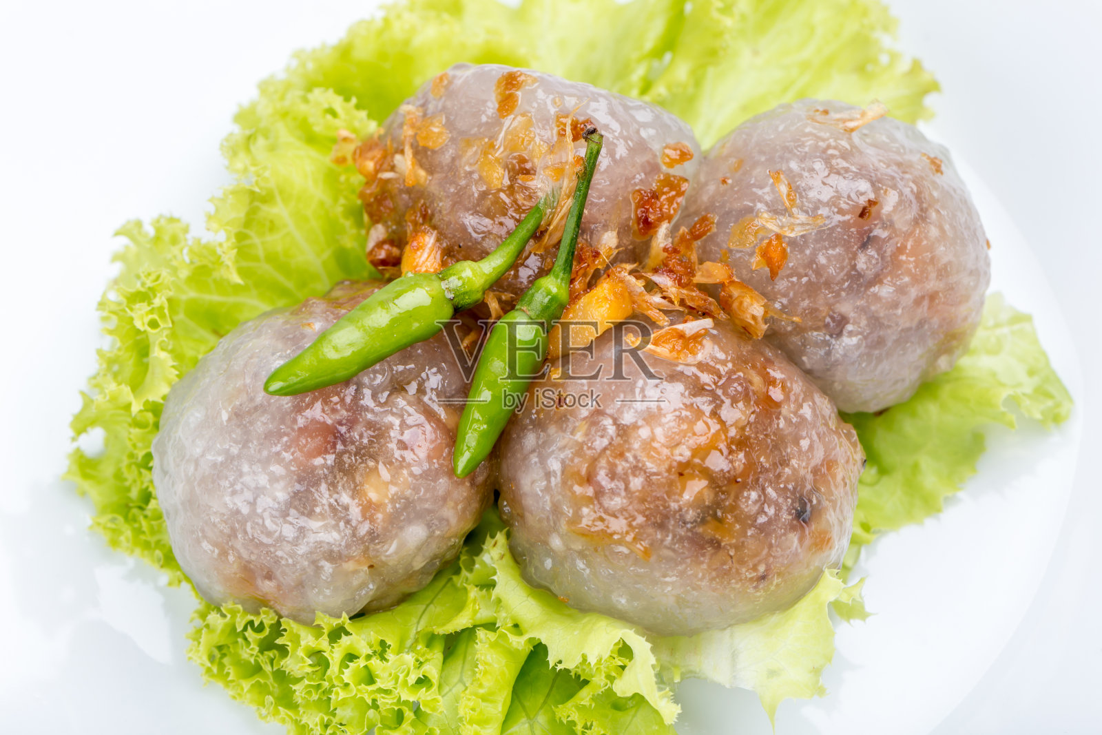 猪肉馅西米球配蔬菜和辣椒，是传统的泰国开胃菜。照片摄影图片