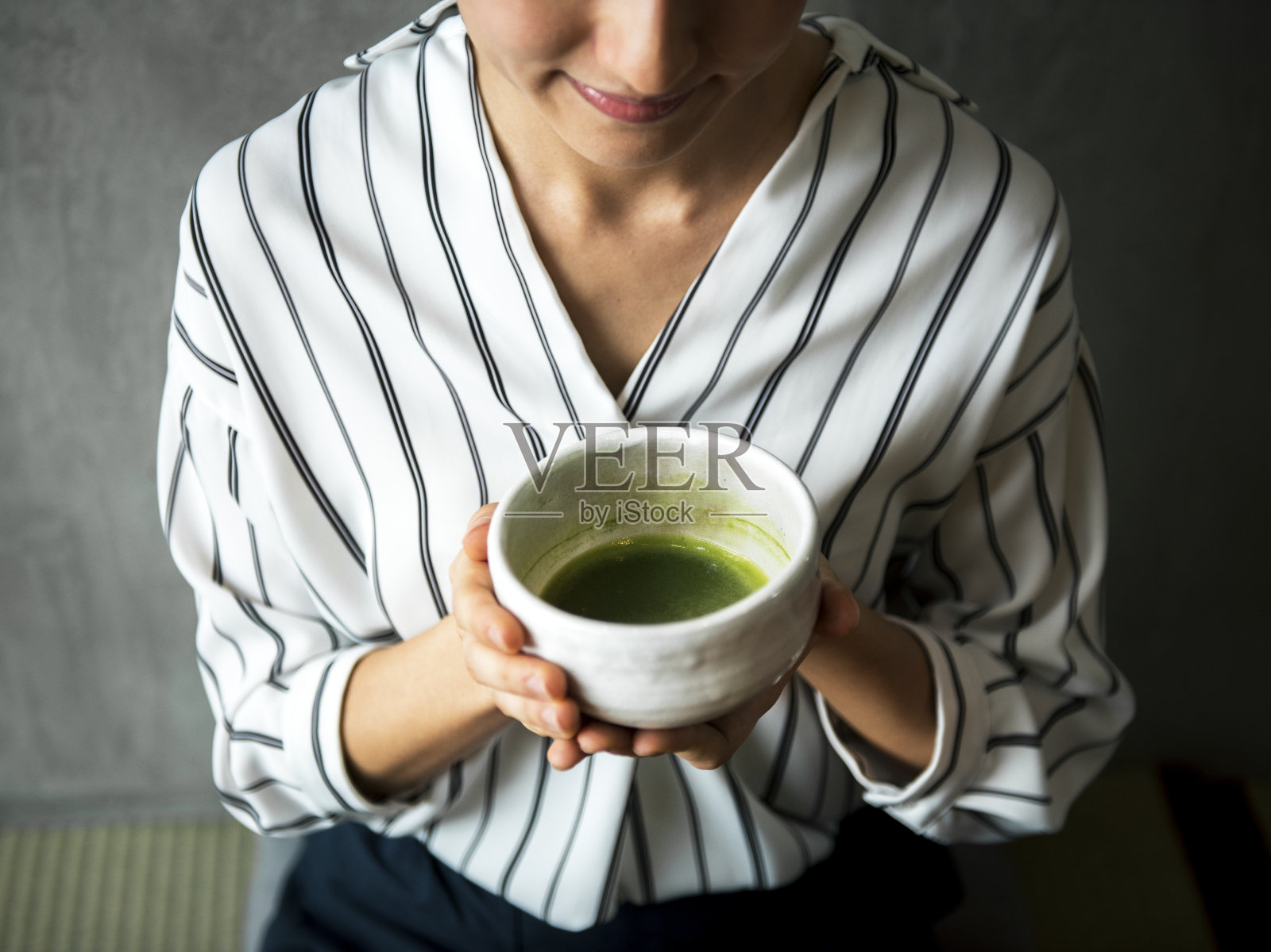 女子制作东方绿茶日本仪式照片摄影图片