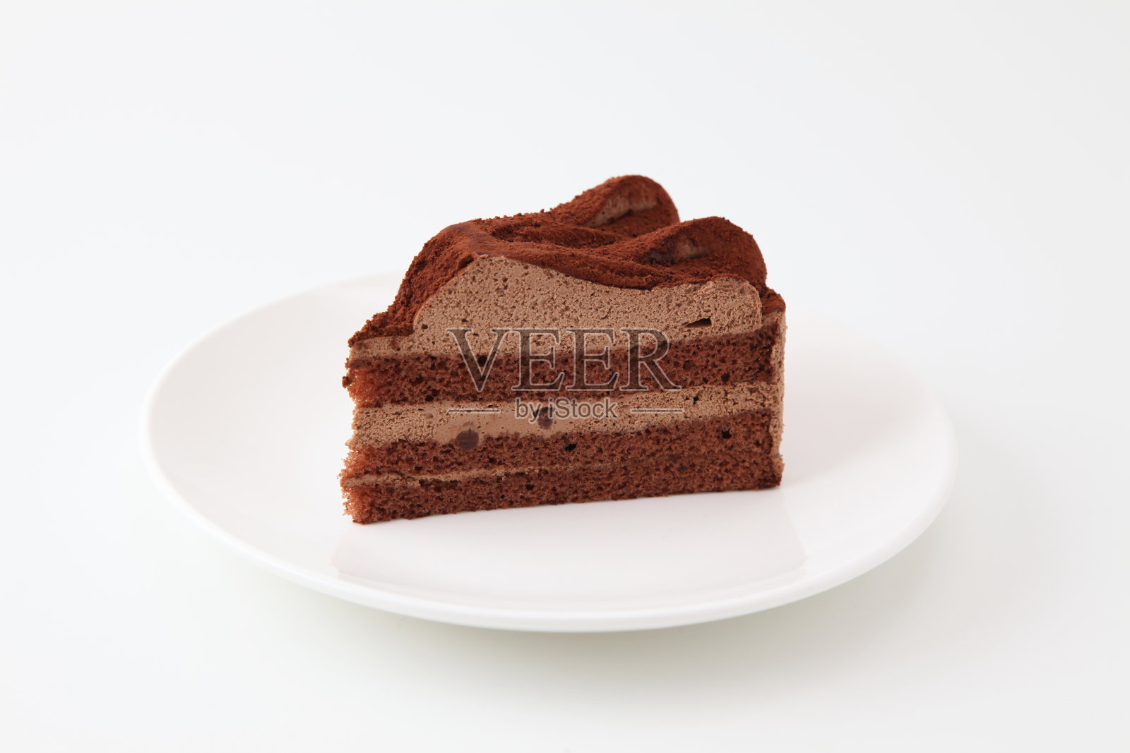 白色背景上孤立的巧克力蛋糕照片摄影图片