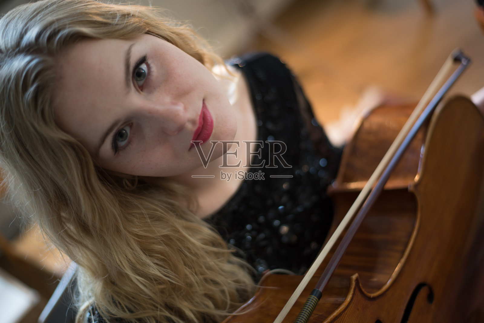 弹奏大提琴的女音乐家照片摄影图片