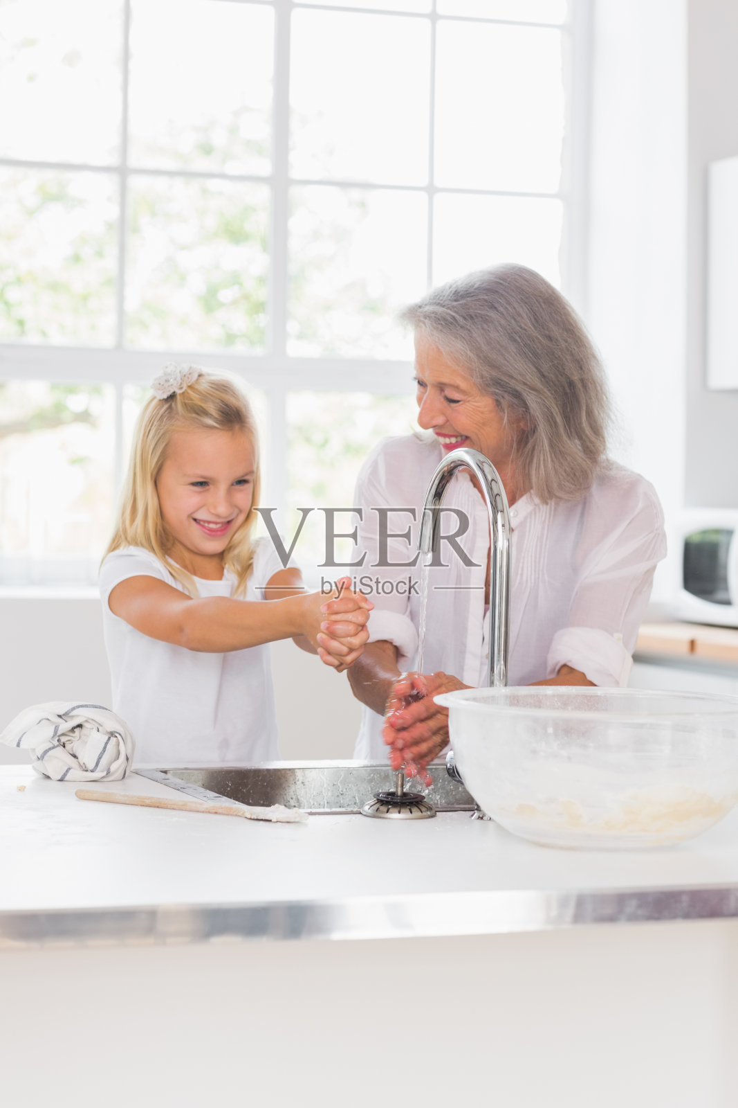快乐的奶奶和孙女在厨房包饺子-蓝牛仔影像-中国原创广告影像素材
