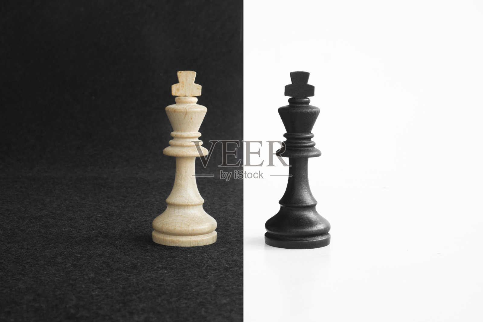一对国王象棋和平面对对立的黑色和白色背景照片摄影图片