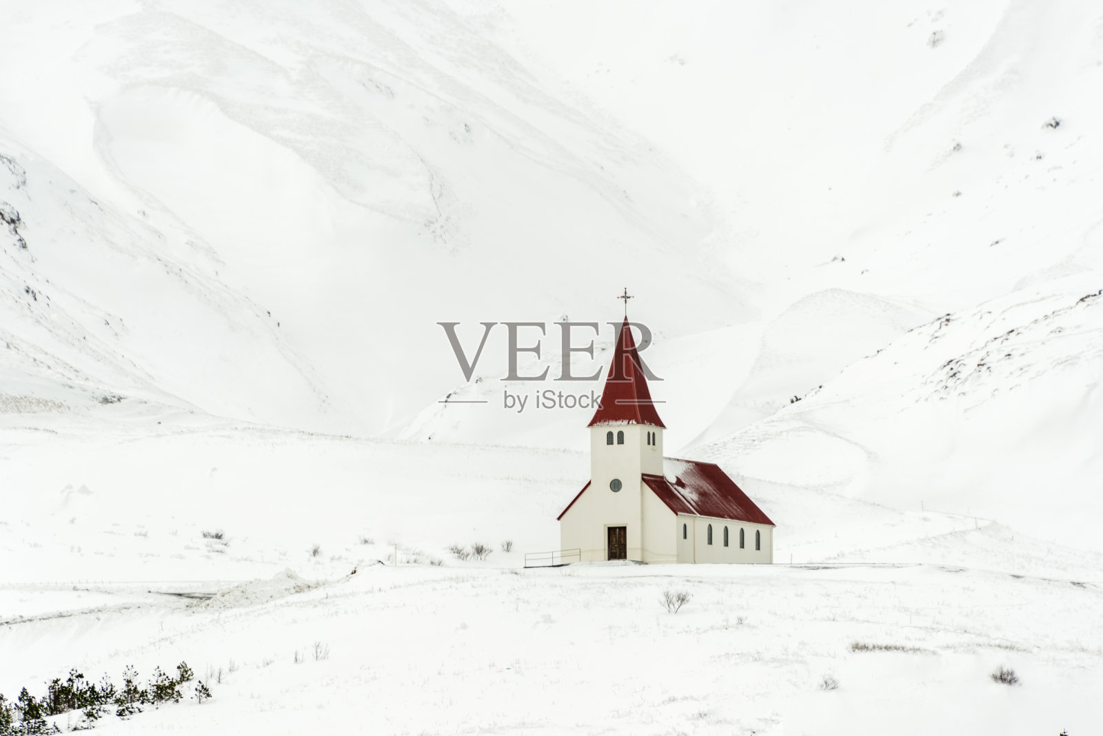 冬天山间美丽的教堂。照片摄影图片