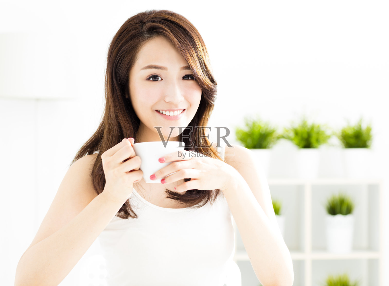 年轻貌美的亚洲女人在喝咖啡照片摄影图片