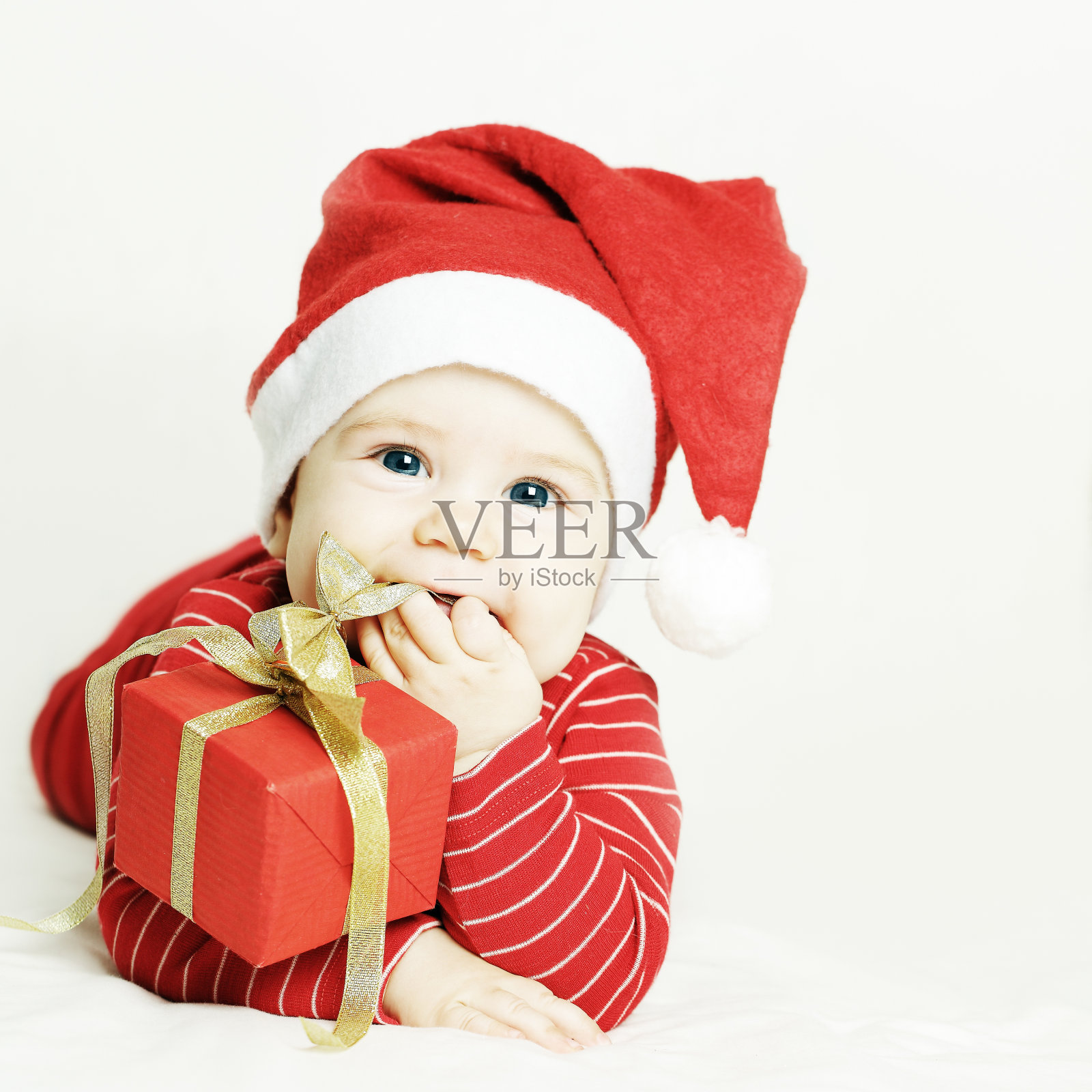 戴着圣诞帽的快乐宝宝照片摄影图片