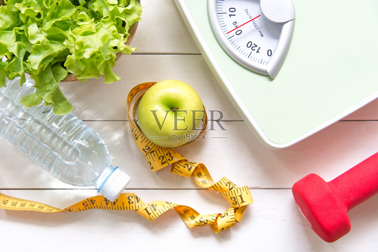 青苹果和体重秤，测量水龙头用新鲜蔬菜，清洁的水和运动器材，为女性减肥。饮食与健康理念照片摄影图片