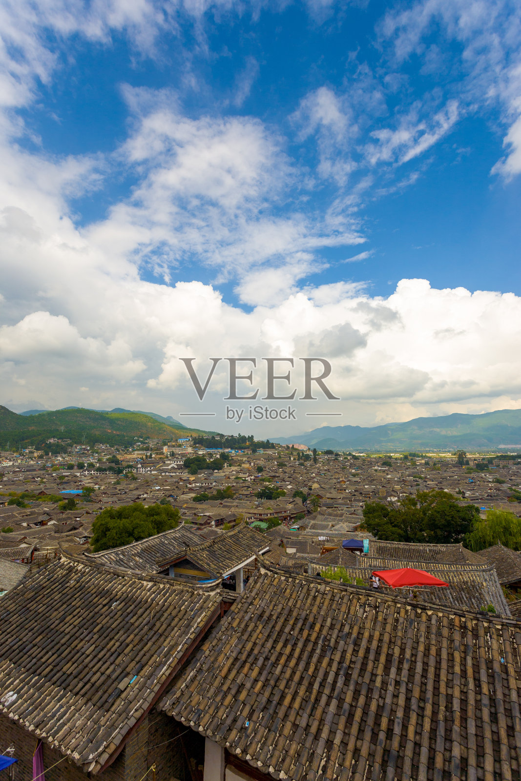 丽江古城传统屋顶瓦片景观照片摄影图片