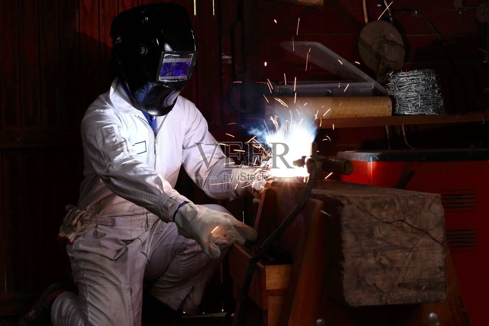 是工厂安全制服焊接金属的专业焊工。工业的概念。照片摄影图片