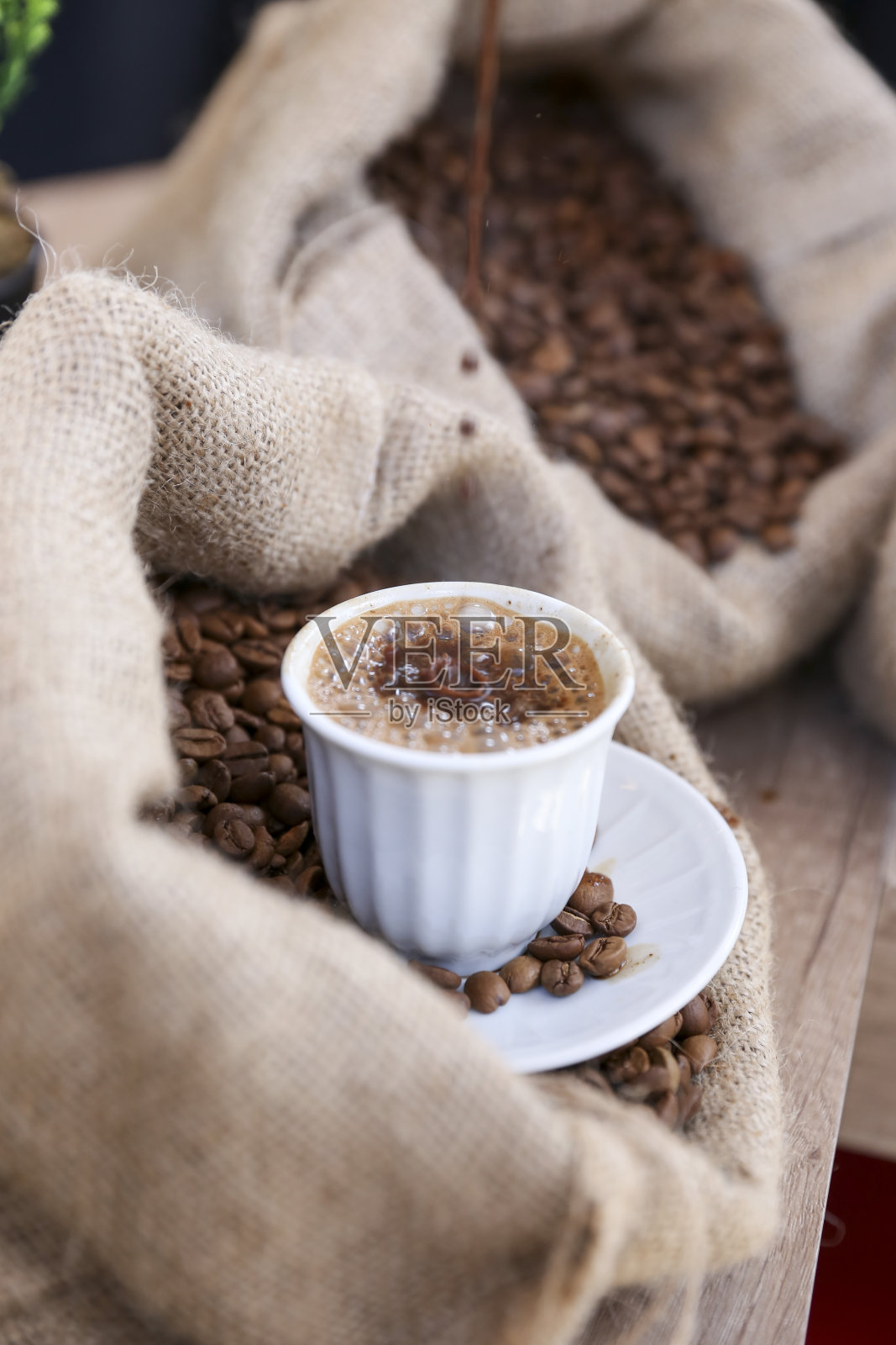 一杯用咖啡豆煮的咖啡照片摄影图片