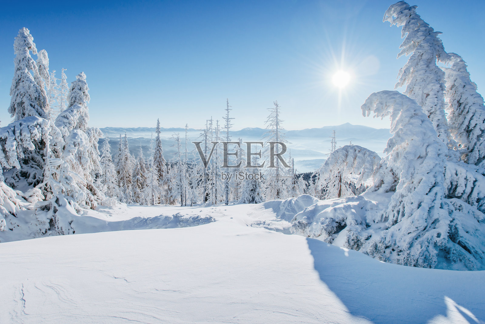 神奇的冬季景观。在霜冻的日子里山上神奇的日落。在假期的前夕。戏剧性的场景。喀尔巴阡、乌克兰、欧洲。照片摄影图片