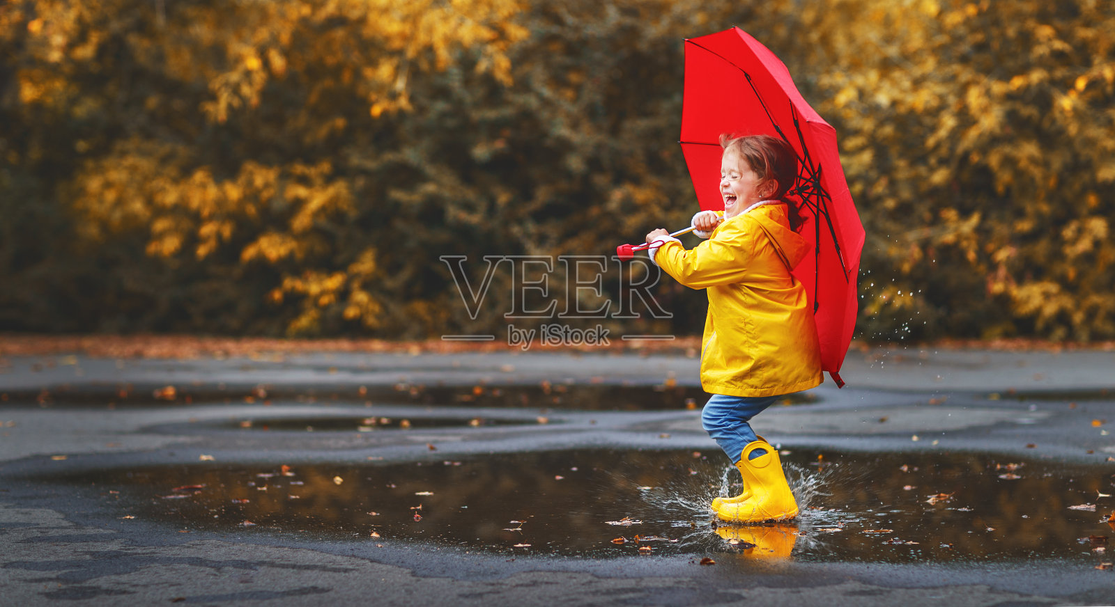 雨中打伞漫步的女孩-欧莱凯设计网