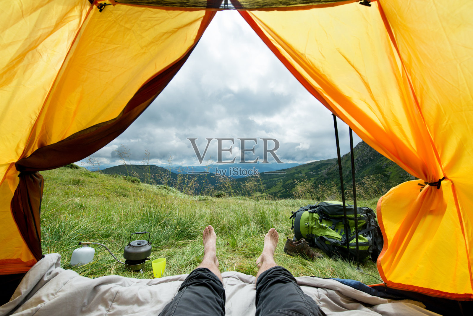 旅行者的腿在一个帐篷和旅游设备户外照片摄影图片