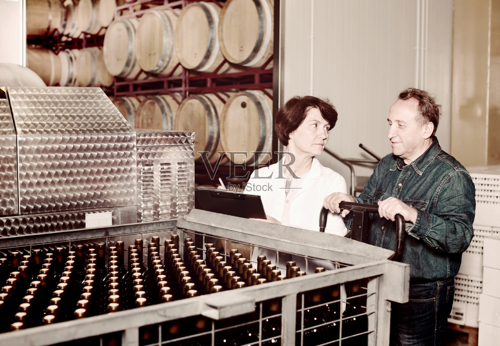 葡萄酒制造商展示与葡萄酒的瓶子照片摄影图片