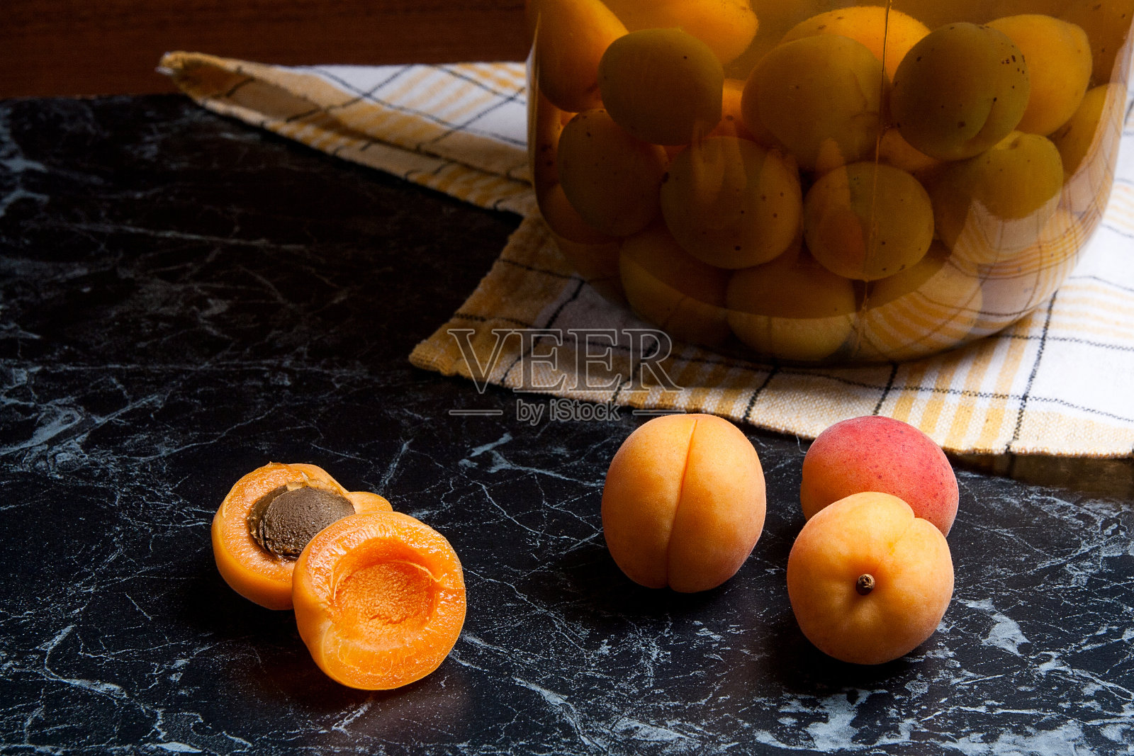 多汁的收获杏和杏罐头蜜饯照片摄影图片