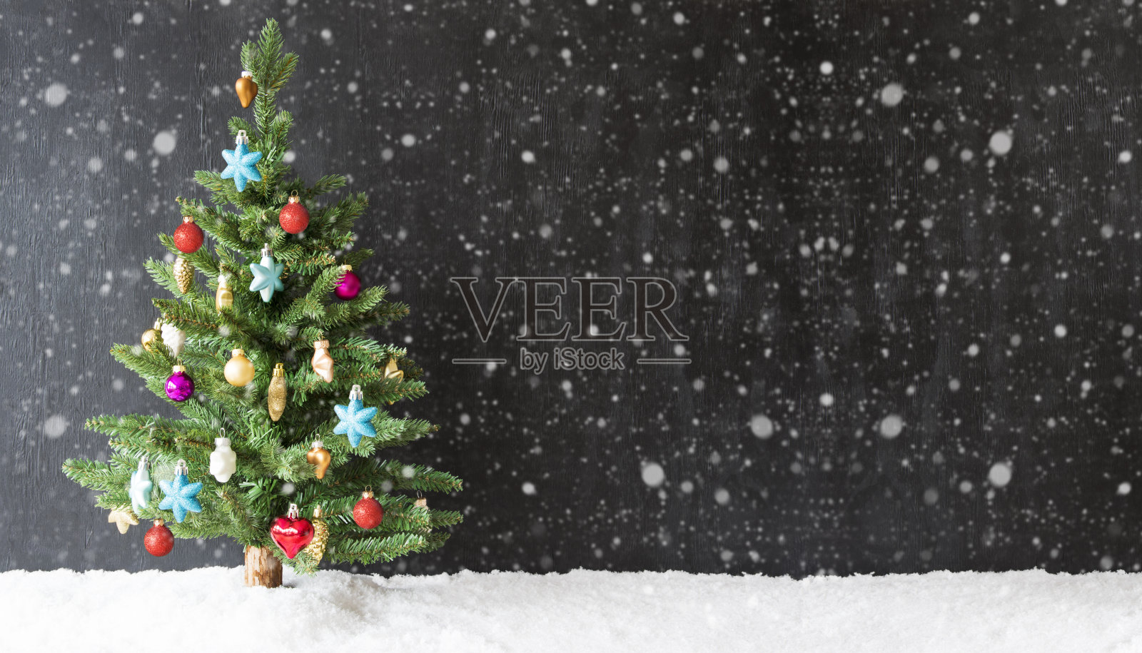 缤纷圣诞树，雪花，拷贝空间，雪花照片摄影图片