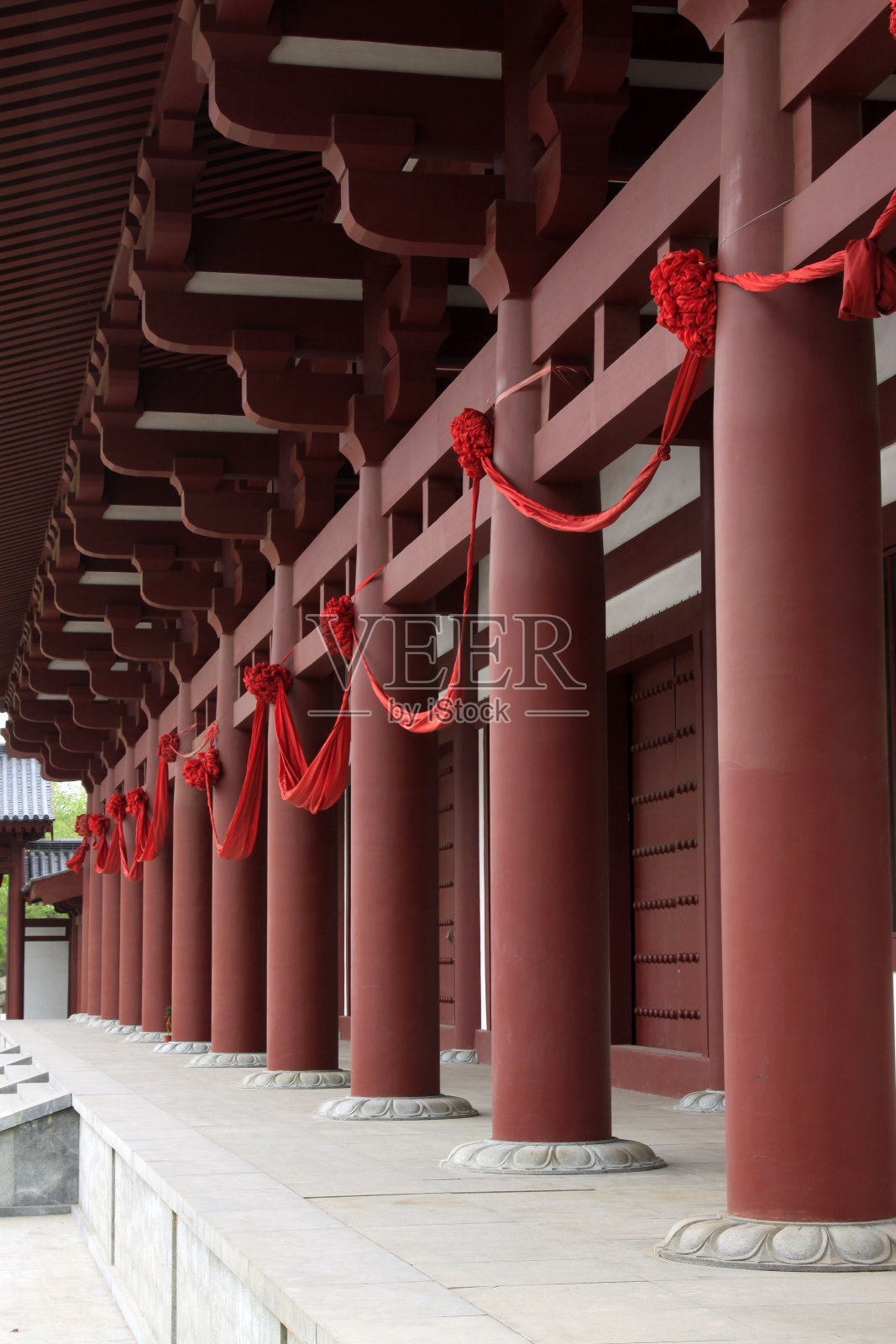 中国寺庙里的木长廊照片摄影图片