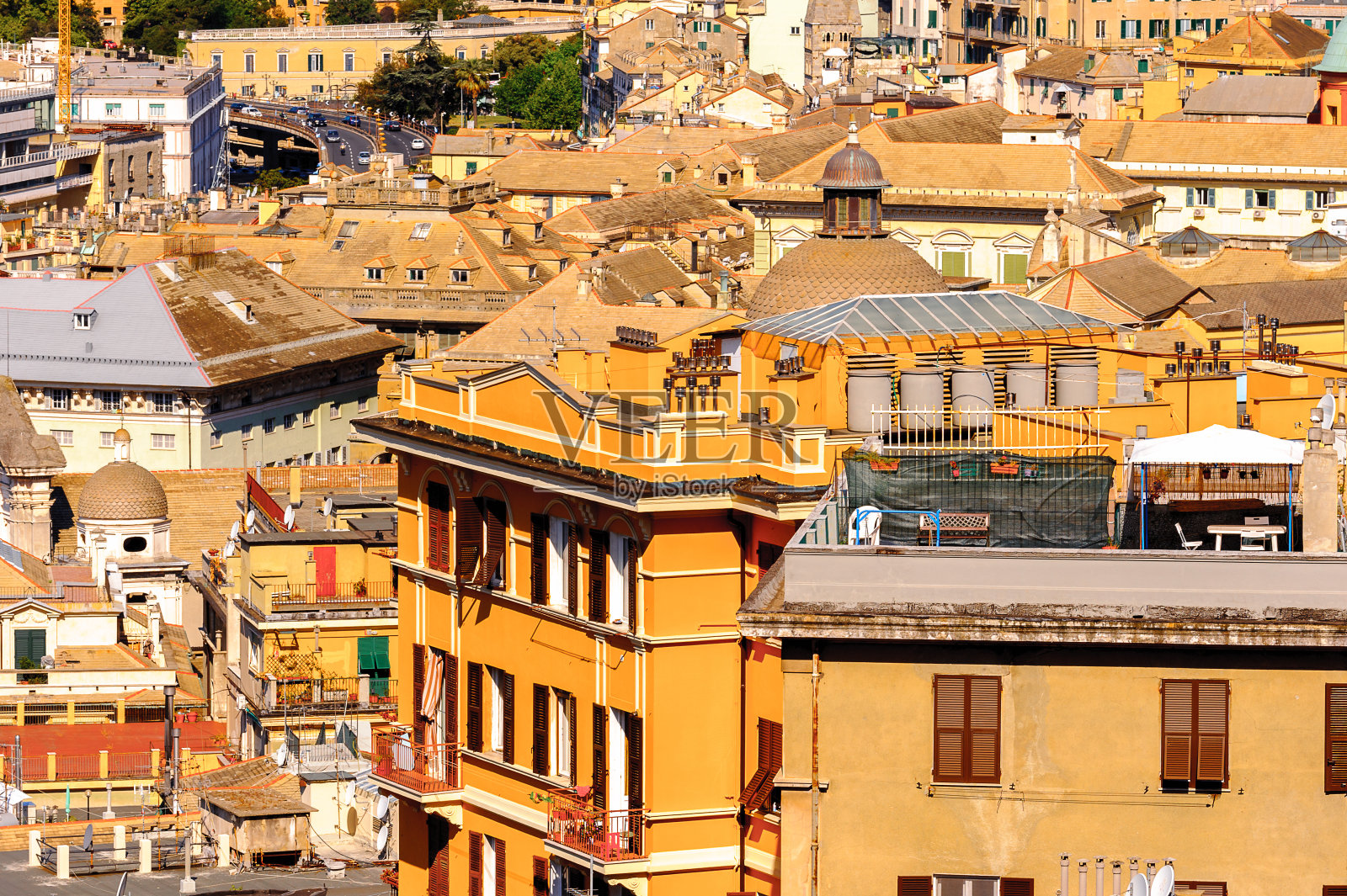 热那亚旧港区建筑。热那亚是利古里亚的首都，也是意大利第六大城市照片摄影图片