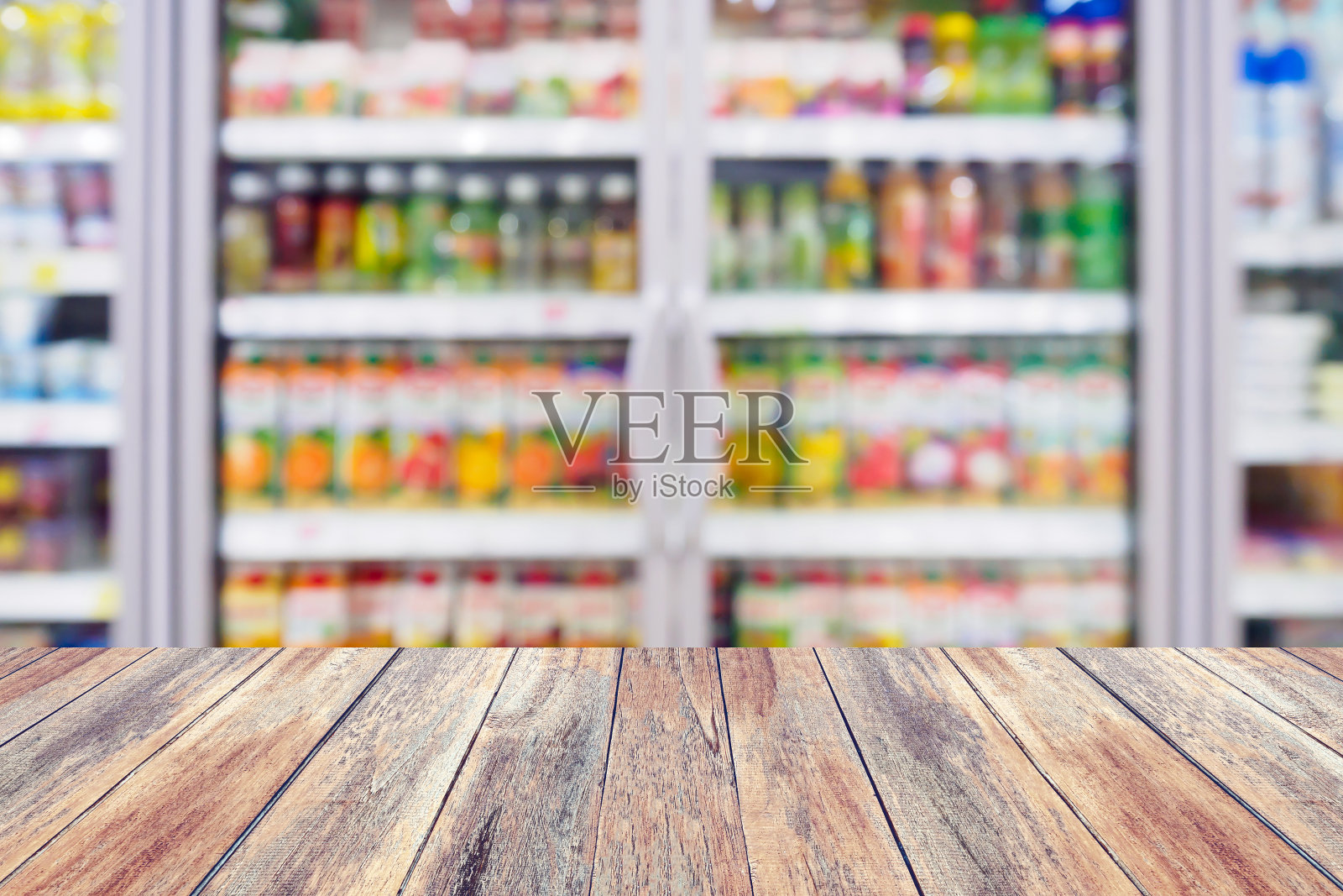 模糊的饮料在超市的饮料货架冰箱照片摄影图片