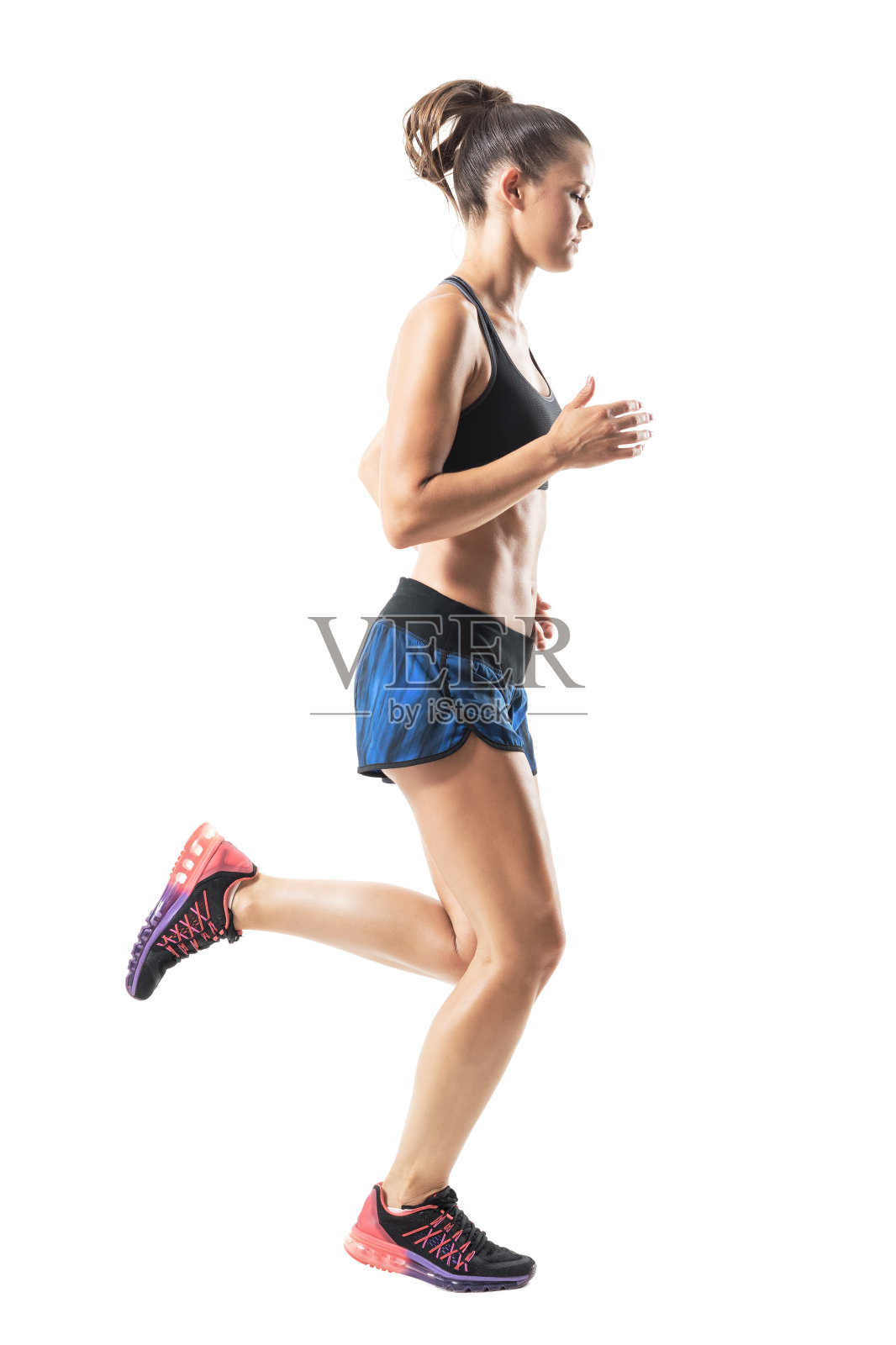 运动女运动员跑步和向下看的侧视图。照片摄影图片