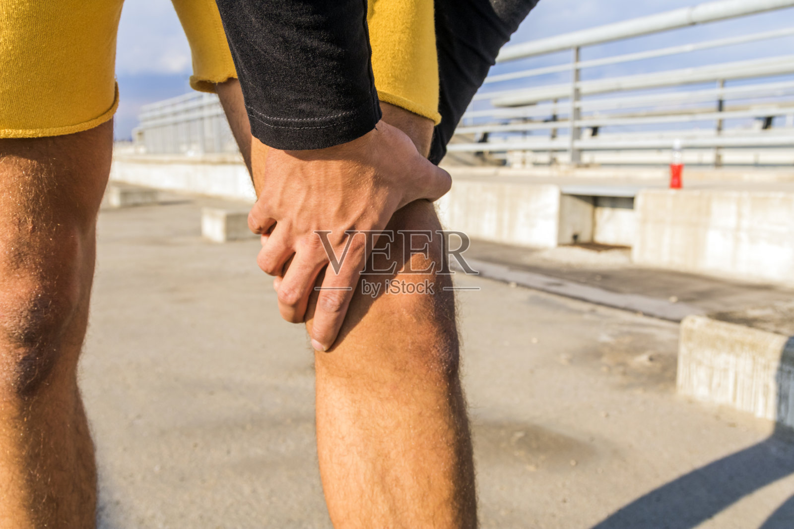 夏季户外跑步时腿部和肌肉疼痛照片摄影图片