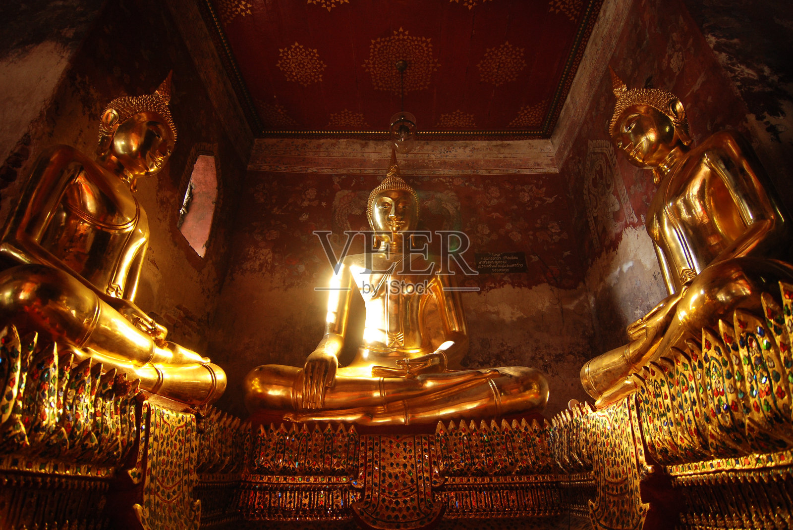 泰国曼谷苏那寺(wat Suthatthepphaararam temple)的黄金经典佛像。照片摄影图片