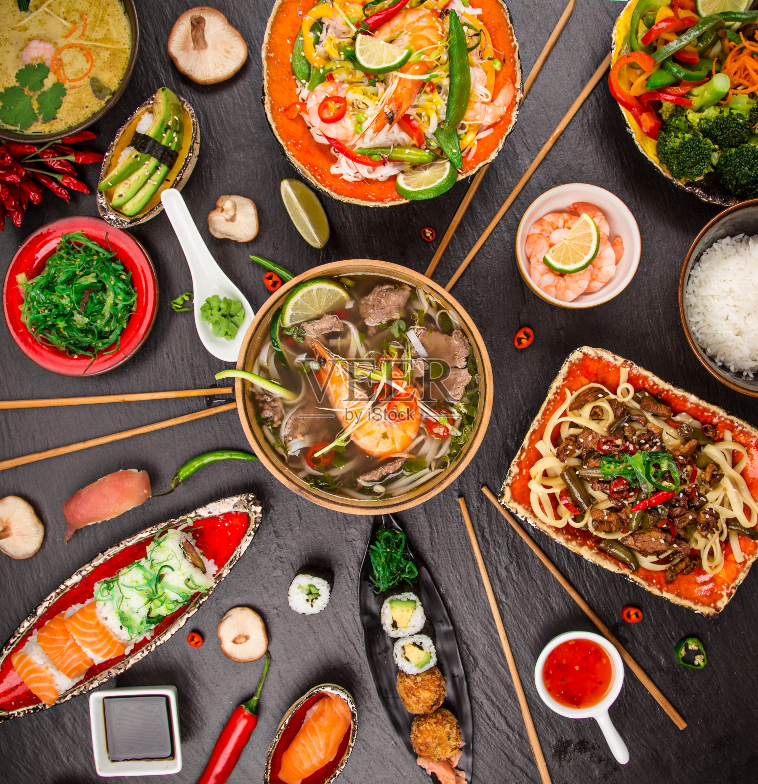 各种亚洲饮食在乡村背景，俯视图，地方的文字照片摄影图片