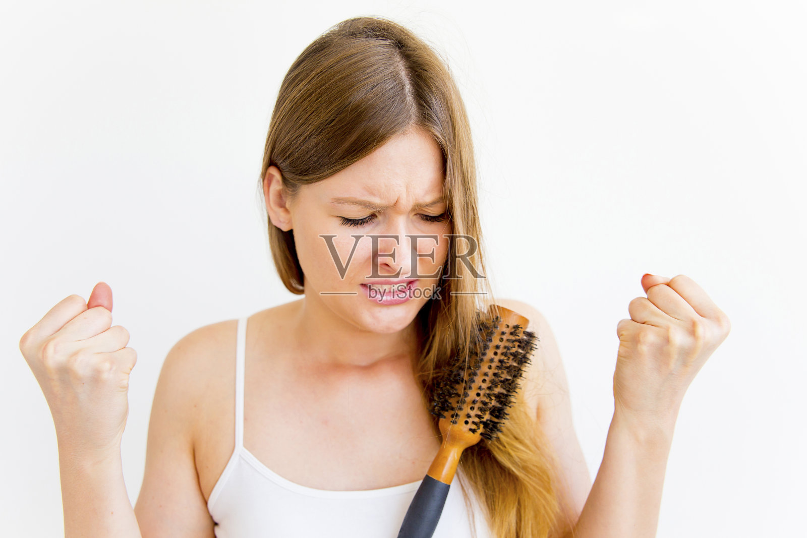 女人吹干头发并做发型照片摄影图片