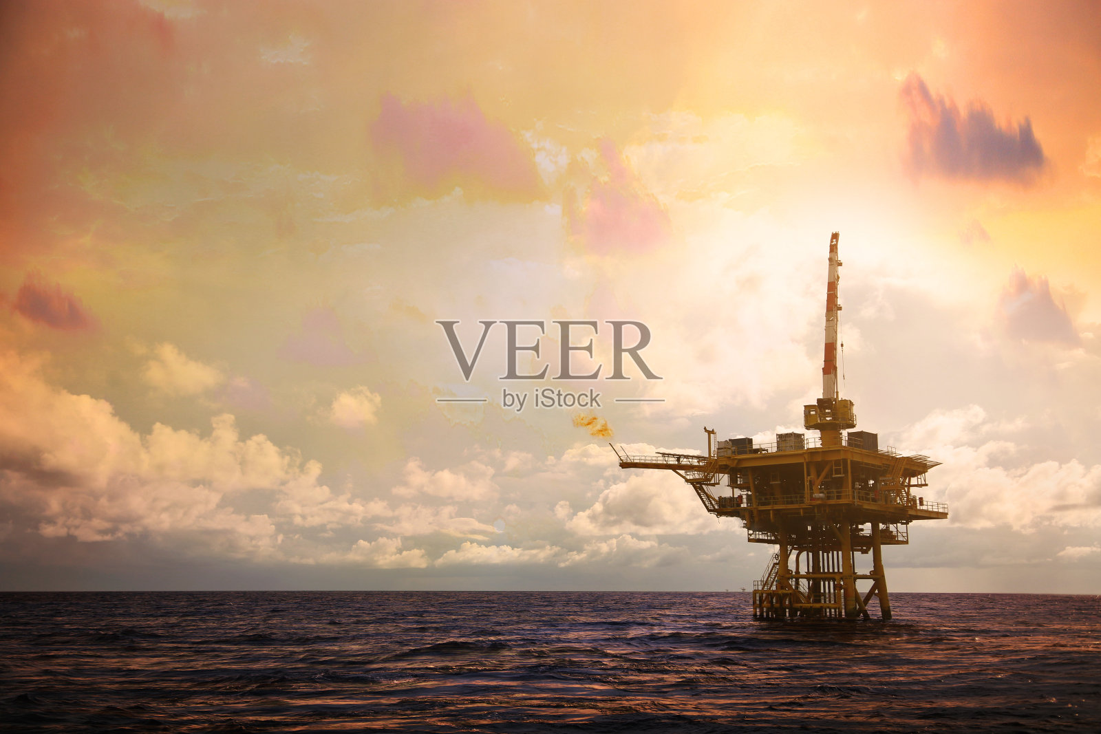 海上石油和天然气生产建设平台。石油天然气行业苦干。生产平台和操作过程由控制室手动和自动功能。照片摄影图片