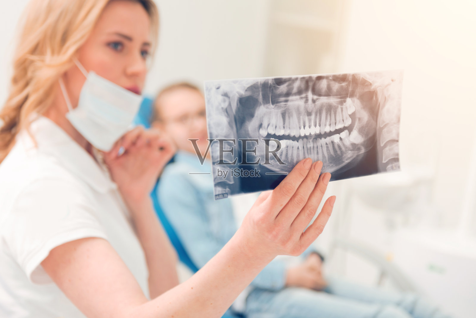 由牙科专业人员进行计算机断层扫描的特写照片摄影图片