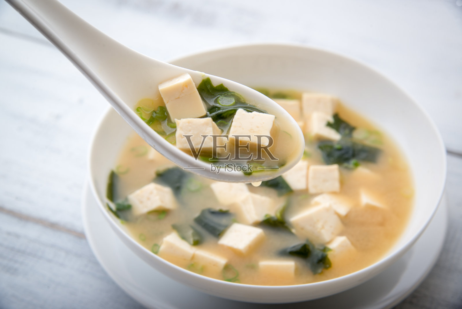 味噌汤，日本酱油汤照片摄影图片