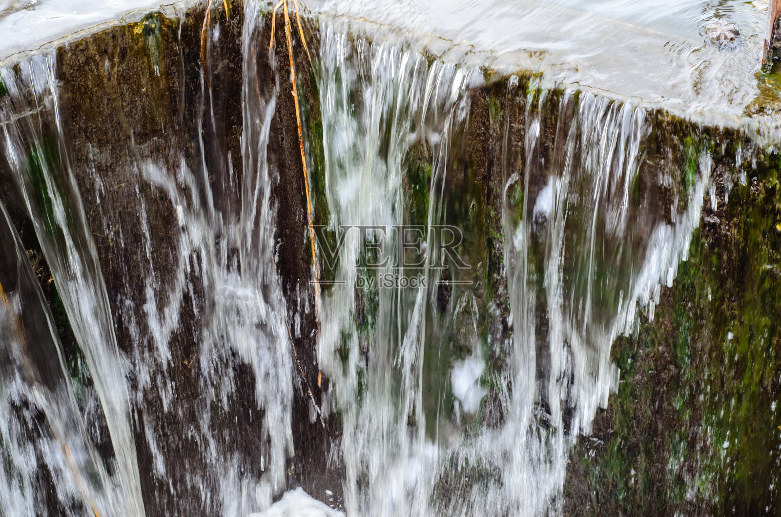 从水坝流出的水照片摄影图片
