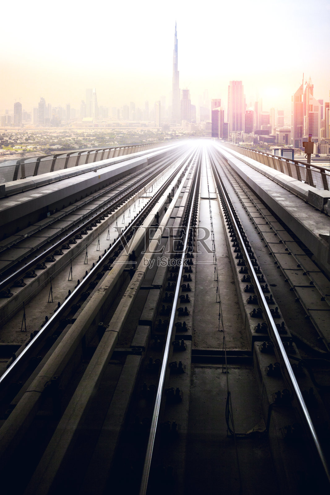 迪拜地铁车站和市中心天际线照片摄影图片